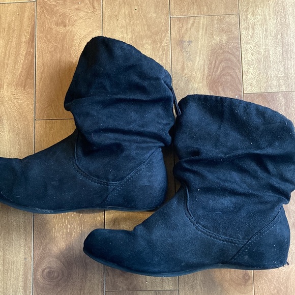 👠BOGO FREE👠Women’s Black Suede Booties 🥾 - Picture 3 of 6